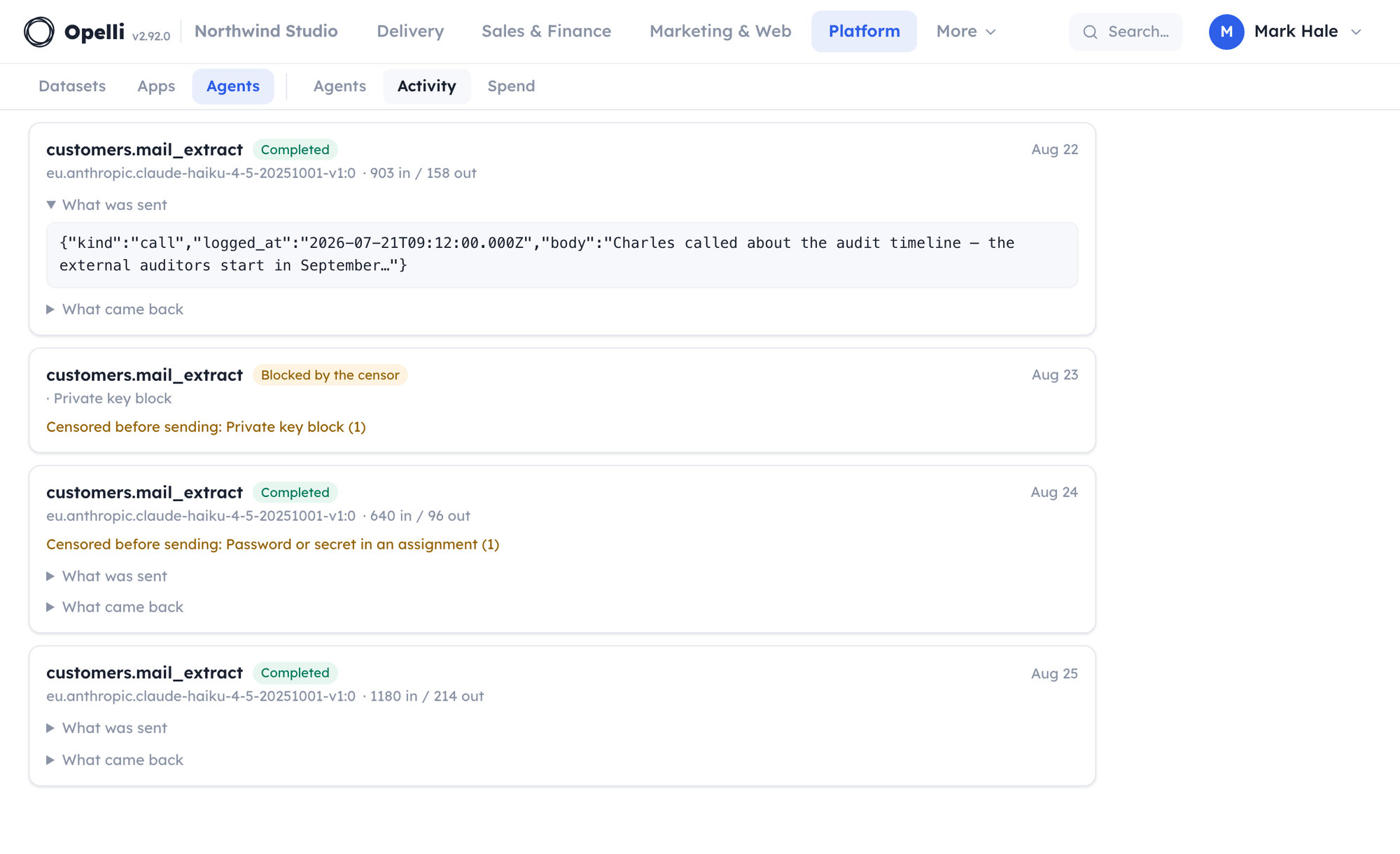 Přehled aktivit agentů: karta pro každé volání modelu s modelem a počty tokenů, jeden payload rozbalený, aby bylo vidět, co skutečně odešlo, běh zablokovaný pravidlem na privátní klíče a jeden, kterému bylo před odesláním odstraněno heslo.